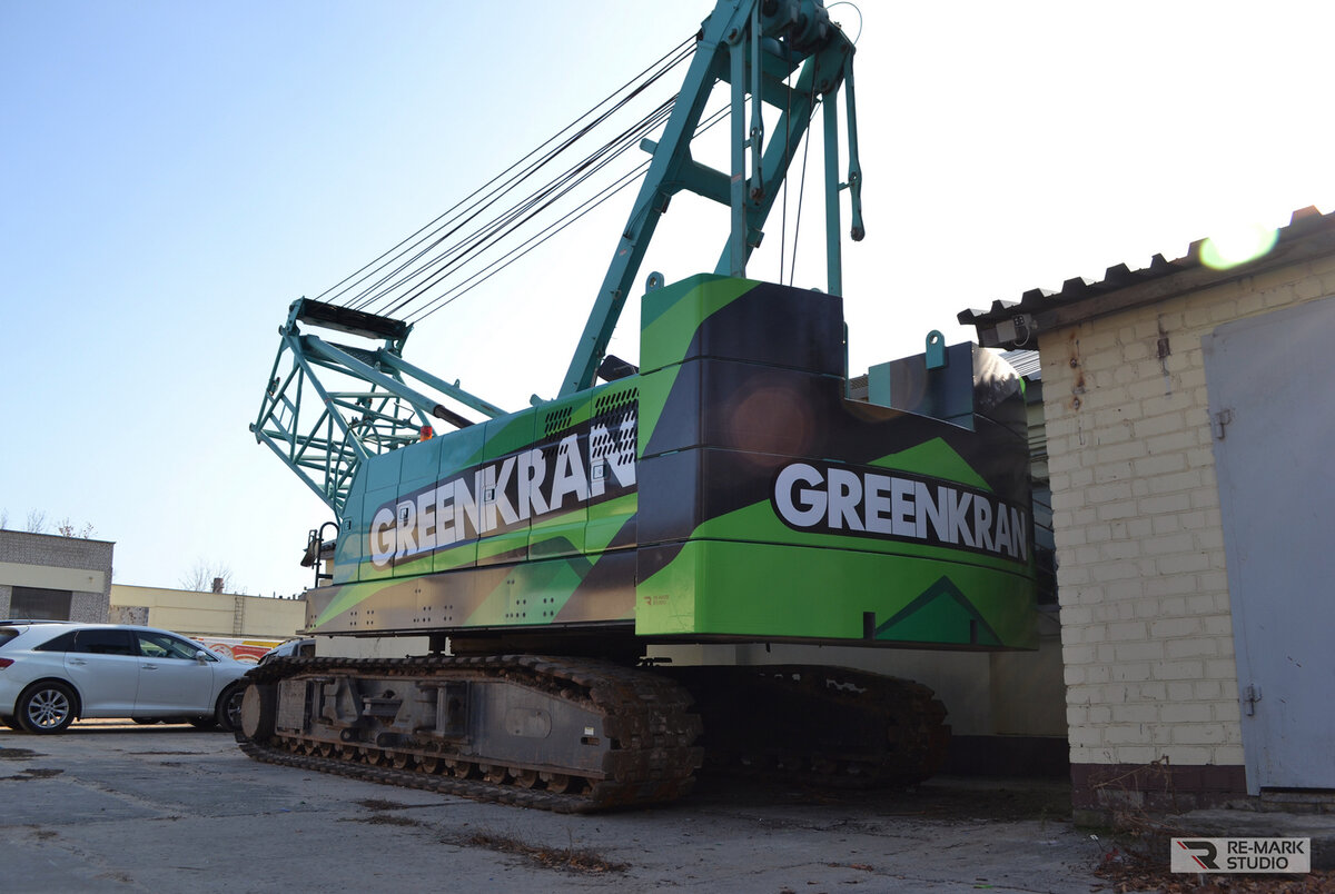 Монтаж наклеек выполнялся три дня. Работы длились дольше обычного, потому что мастера работали на открытом воздухе и зависели от естественных погодных условий. Пока температура окружающей среды была ниже 10 градусов по Цельсию, работы не начинались. В нормальных условиях такие проекты выполняются за два дня.