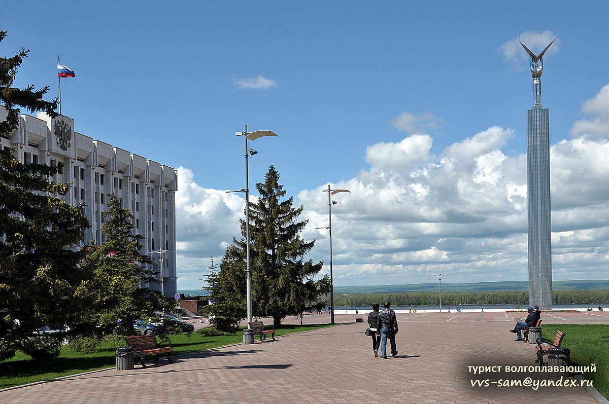 В 2015 году, при реконструкции площади, бетонное покрытие было заменено на обычную уличную плитку. Теперь передвигаться удобно стало только пешком. Фото 17.05.2015.