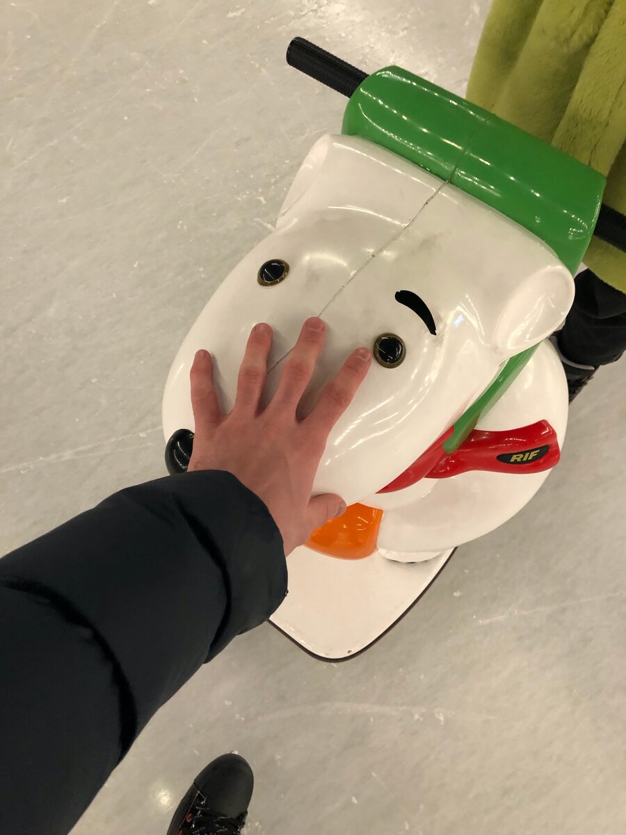 Мы взяли себе медвежонка, ибо стоим на коньках редко и не хотелось бы упасть