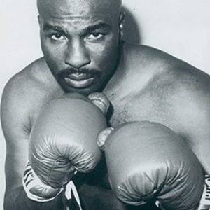 Правый кросс Эрни Шейверса Сила удара: ~1900 PSI

Удар Эрни Шейверса справа считается самым мощным за всю историю бокса. Шейверс бил настолько сильно, что заслужил себе десятую строчку в рейтинге 100 лучших панчеров в истории бокса по версии журнала Ring, а также кличку Черный Разрушитель.
За Эрни Шейверса говорит по-настоящему смертельная статистика нокаутов (68 за карьеру) и красноречивые высказывания его оппонетов — Али признавал, что так сильно его не бил никто и никогда, а другой известный тяжеловес Ларри Холмс, сравнивая Тайсона и Шейверса сказал, что если после удара Железного Майка такое ощущение, что в тебя врезалась скоростная «Феррари», то после Эрни кажется, что тебя сбил грузовик.

ри всей ударной мощи Шейверс был предельно предсказуемым боксером. Медлительность и плохая выносливость делали его опасным только в первых нескольких раундах, затем он подседал и уже был не таким агрессивным. Как результат Шейверс ни разу не становился чемпионом мира, единственный титул, который ему покорился — чемпион штата Невада в тяжелом весе.

Во время съемок фильма «Рокки 3», куда Эрни Шейверс был приглашен в качестве консультанта, боксер чуть не убил Сильвестра Сталлоне в ответ на его просьбу не жалеть его и бить посильнее. Сталлоне позже признался, что его еще очень долго тошнило после правого джеба Эрни