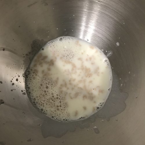 Дрожжи залить теплым молоком с сахаром и оставить до набухания.