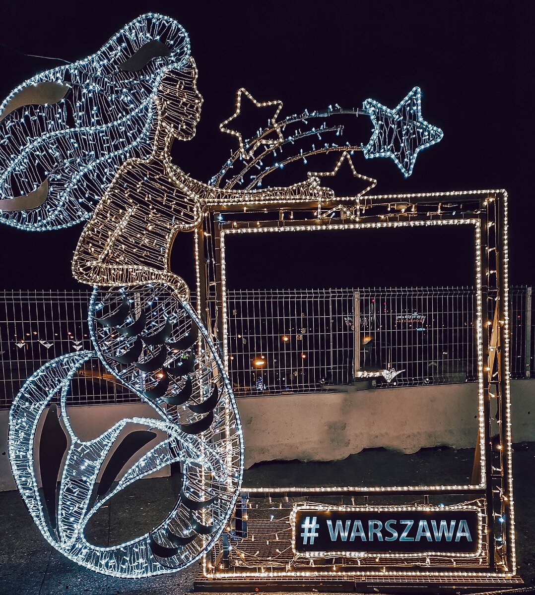 Символ города. Варшавская сирена в виде праздничной инсталляции