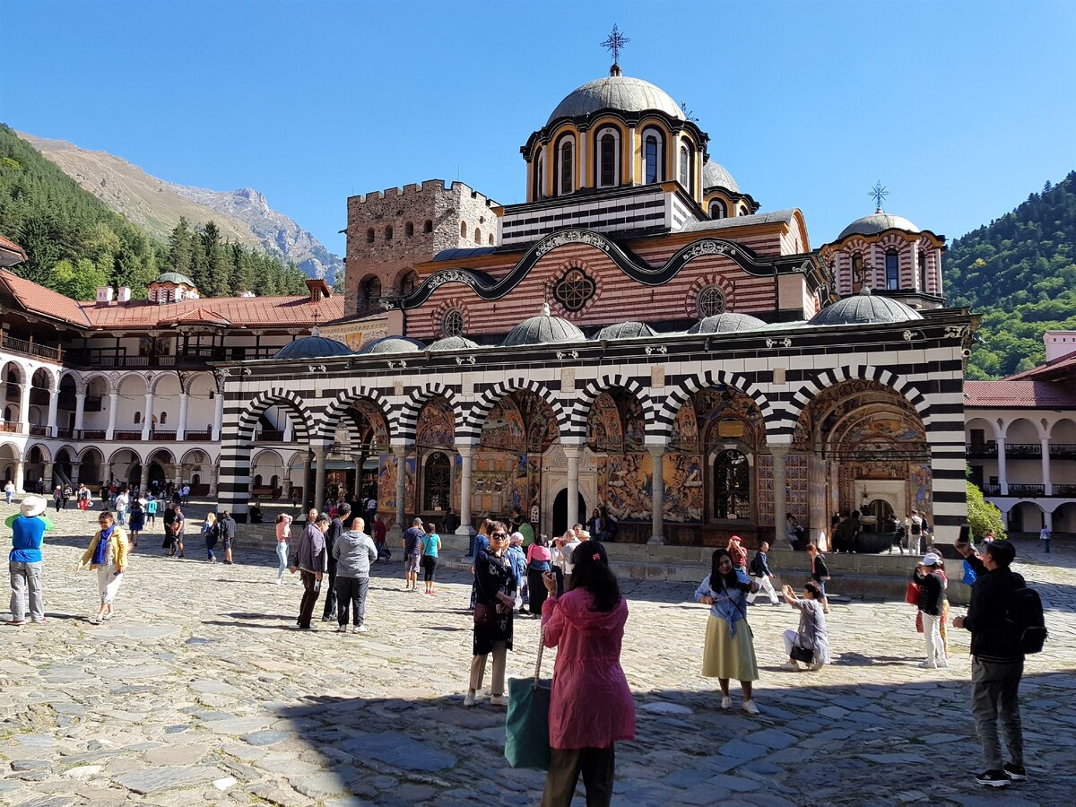 Именно таким, ярким и переполненным туристами, предстал перед нами Рильский Монастырь в предпандемийном 2019 году😍
