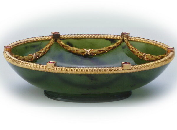 Блюдо из нефрита с отделкой из золота и рубинов, Фаберже, мастер Эрик Август Коллин,  Санкт-Петербург,1896-1901 гг.