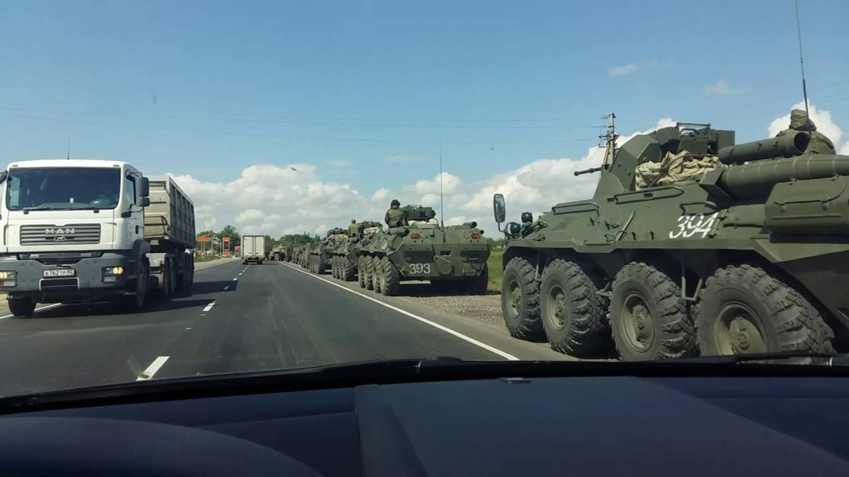 Новая колонна. Крымский мост переброска военной техники. Колонна военной техники. Колонна Российской техники. Военная техника РФ.