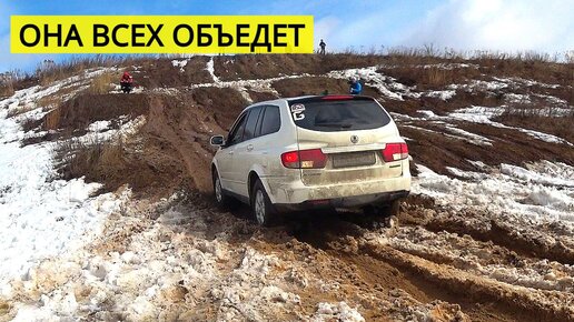 Девушка на внедорожнике заезжает в гору и даёт подсказки, как правильно спускаться с горы