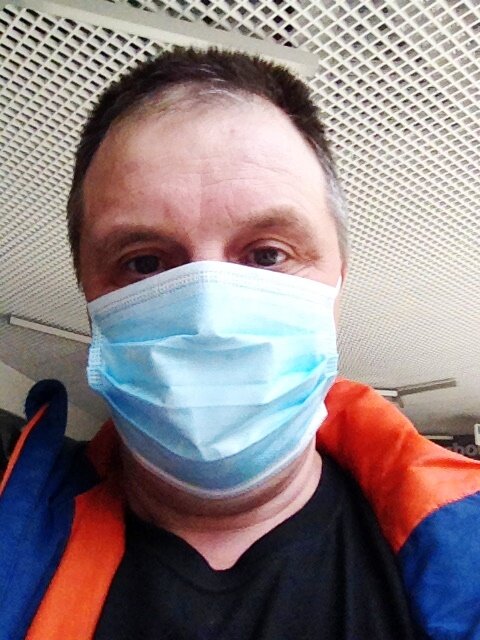 Я прививку сделал, но по-прежнему хожу в "наморднике", и это мне уже порядком надоело.