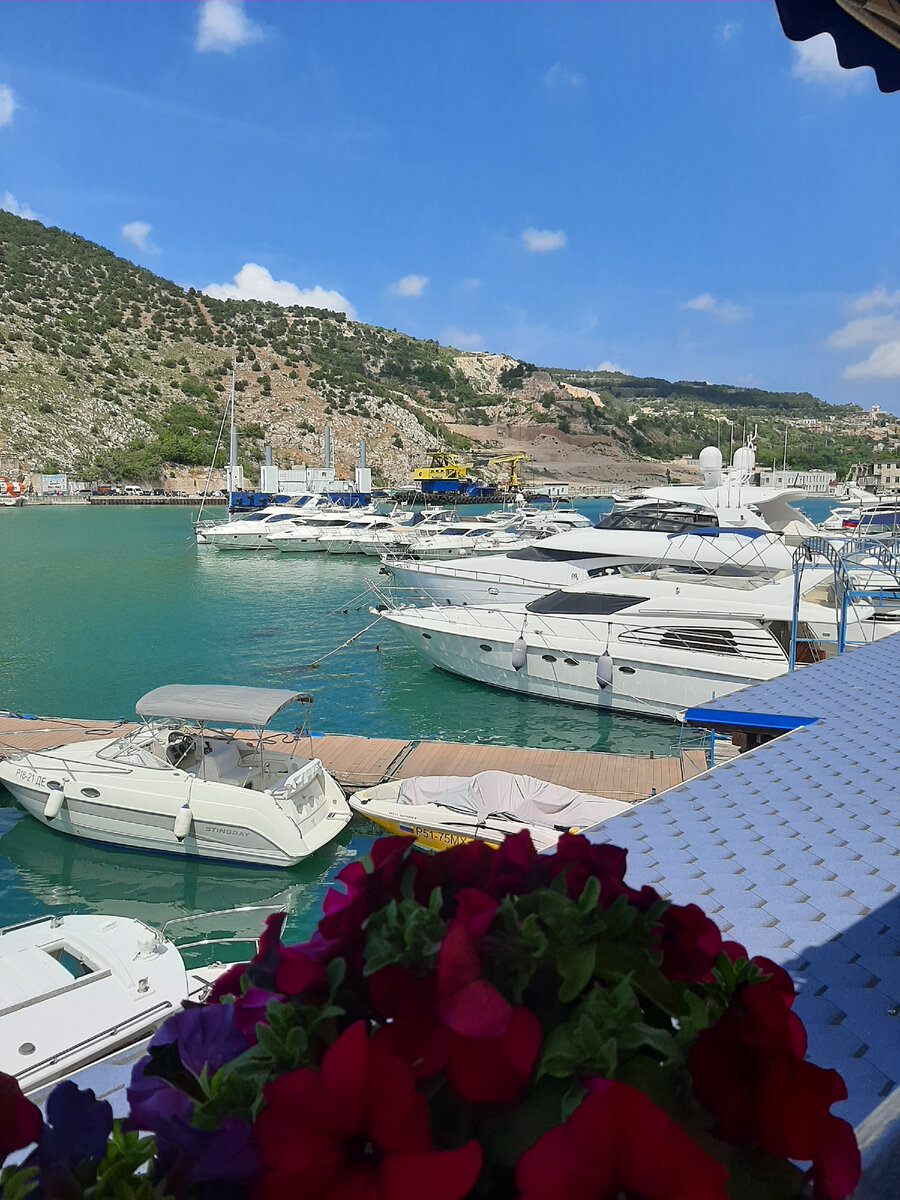 Вид из другого кафе в Балаклаве, куда зашли попить кофе.