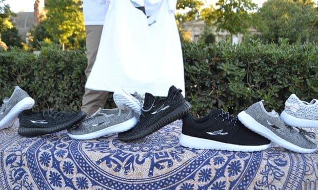 Поддельные Yeezy с логотипом Top Manta. Источник: Cesar Zuñiga