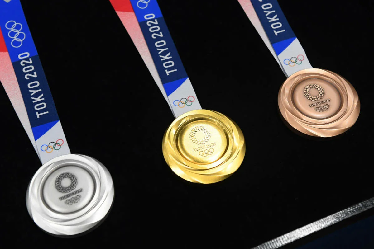 Olimpiada medal. Медали олимпиады в Токио. Медали Токио 2020. Серебряная Олимпийская медаль Пекин 2022. Серебряная медаль олимпиады 2022 в Пекине