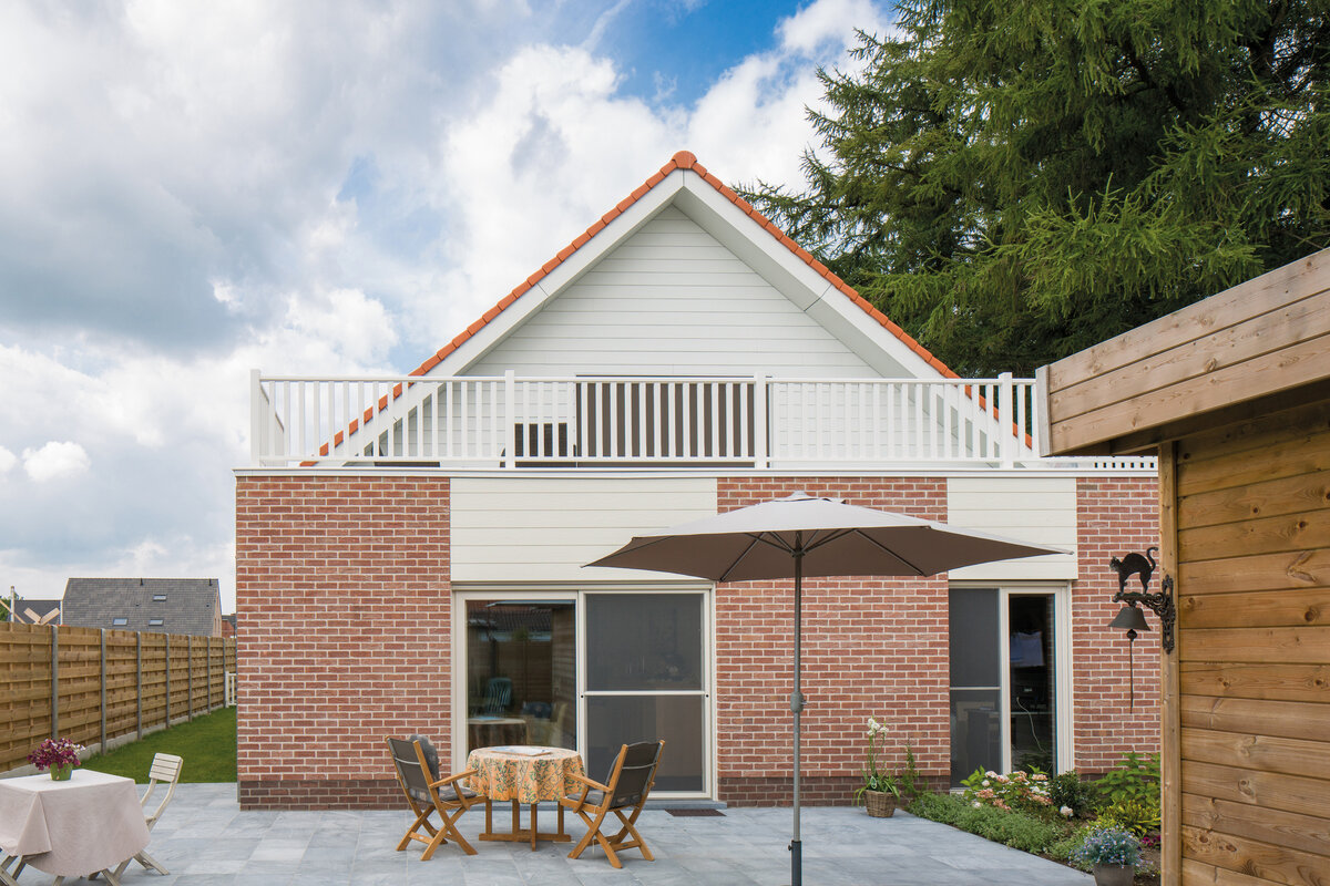 Сочетание фиброцементных досок Cedral с кирпичом. 