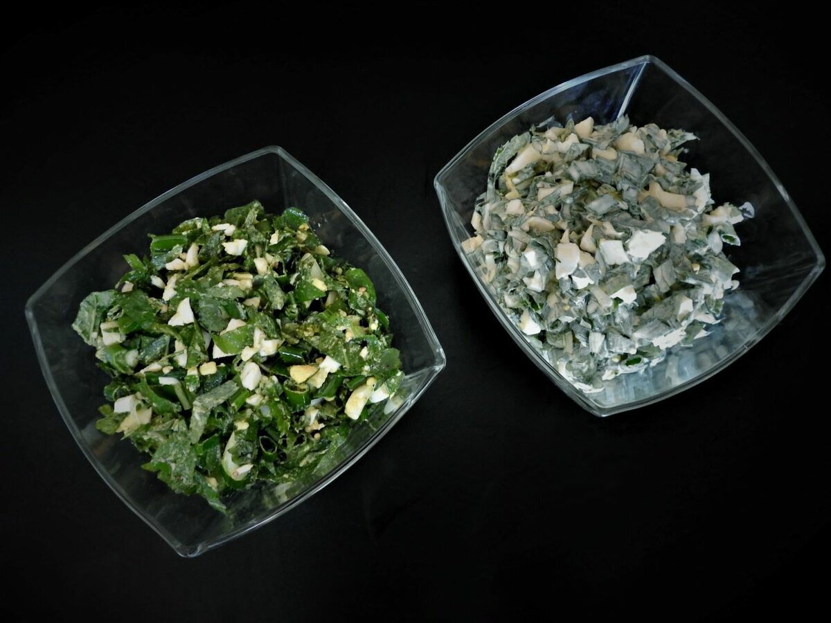 Салаты из сныти с разными заправками отличаются и вкусом, и цветом. Сныть можно заменить шпинатом