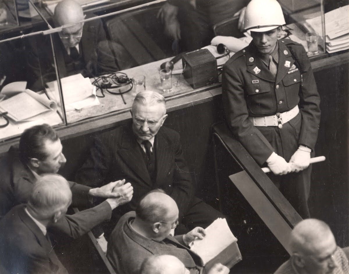 На фото: Ялмар Шахт на Нюрнбергском процессе признал, что нацисты пришли к власти при прямой поддержке немецкого каитала
