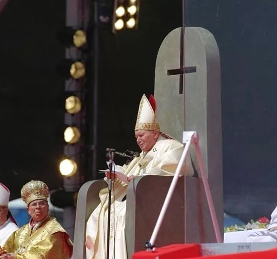 Папский престол, фото из открытых источников