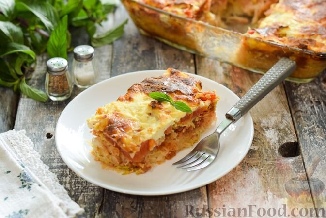 картофель, кабачки, помидоры, лук репчатый, сыр твёрдый, соус томатный, сметана, яйца, соль, перец чёрный молотый, паприка молотая, масло растительное