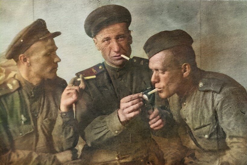 Товарищ по немецки. Советские солдаты курят. Советский солдат курит. Курящие солдаты ВОВ. Советский солдат с папиросой.