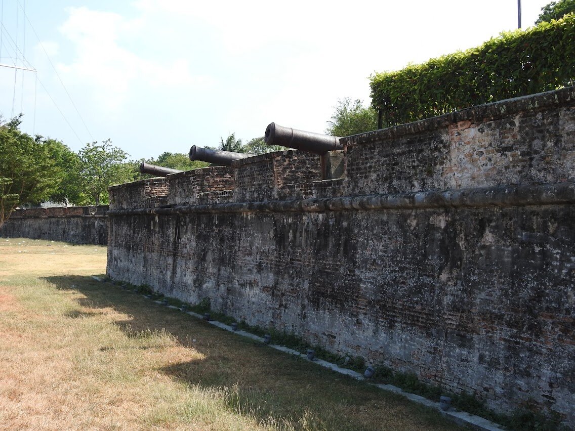 Пушки форта смотрят в сторону моря