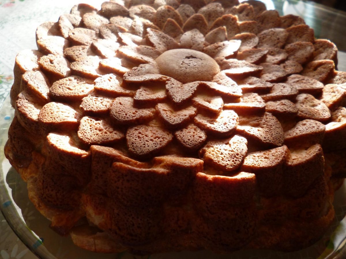       Омлет с  бананом- десерт, который нравится детям, да и взрослые кушают его с удовольствием. Он больше похож на торт, его не стыдно подать и на праздничный стол