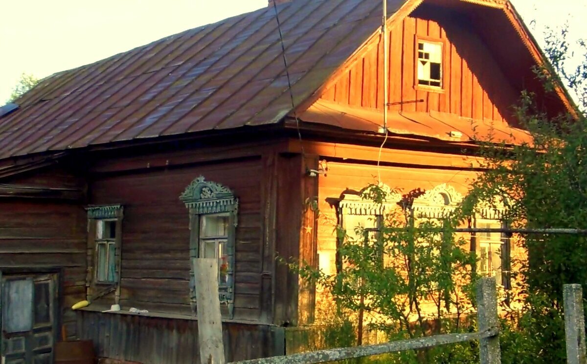 Старый сельский домик утром (фото автора)
