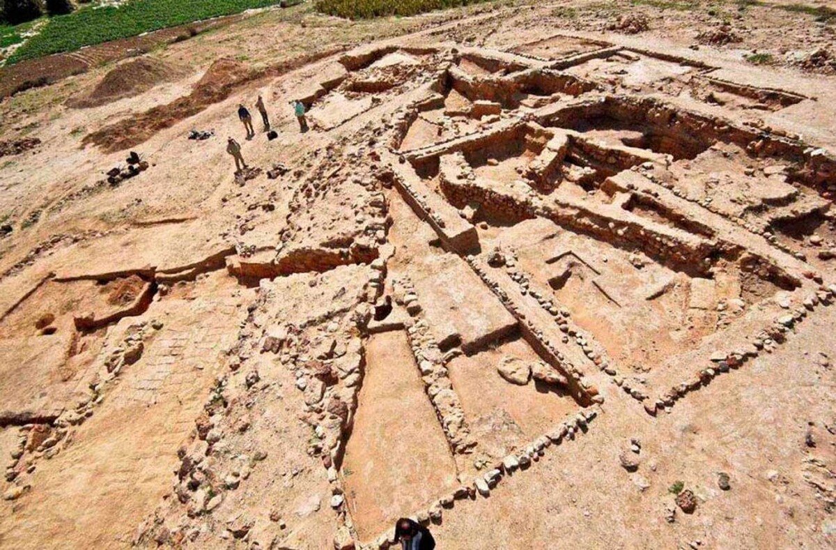 Стены царского дворца Телль-эль-Хаммам были сложены из камня. Они не разрушались со временем, а были стерты до фундамента одним мощным ударом.