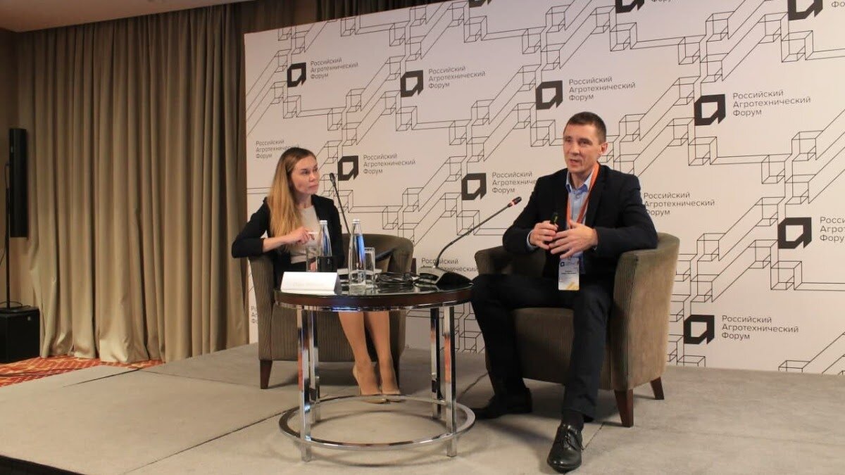 Елкина Мария Игоревна, директор Департамента сельскохозяйственного, пищевого и строительно-дорожного машиностроения Минпромторга России и Смирнов Вадим Николаевич, генеральный директор АО «Евротехника» на РАФ-2021. Фото: ГлавПахарь