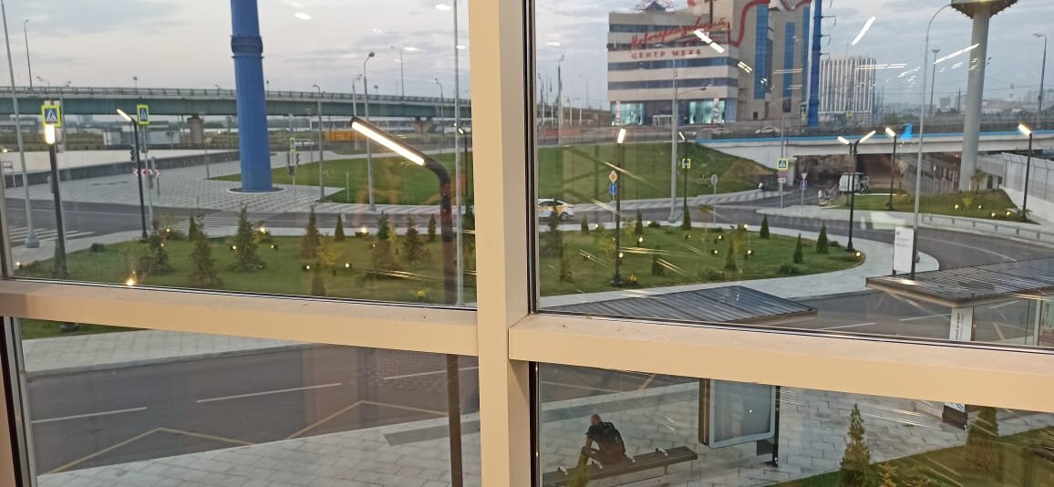 Вид из окна на прекрасный ландшафтный дизайн