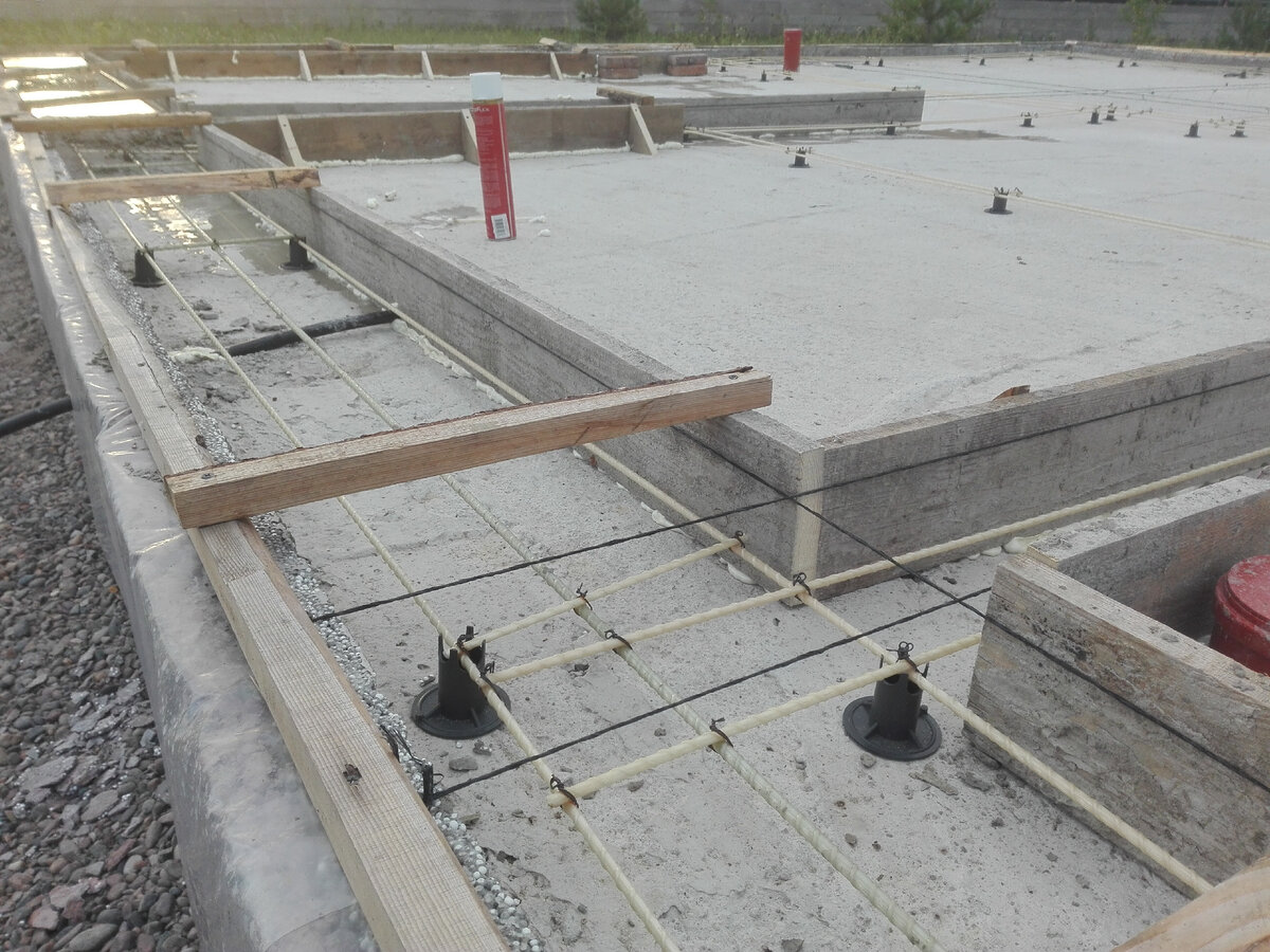 Решил залить и в. Замешивание бетона вручную. Вытекает незамерзайка из бачка приора. Эпоксидная смола полы. Незамерзайка прикол.