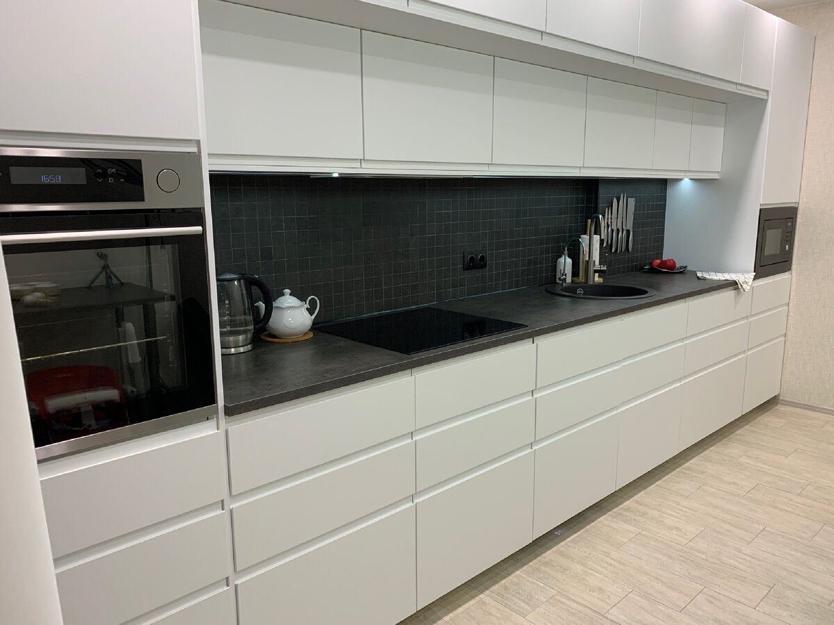 Кухня и сейчас в идеальном состоянии. Самое лучшее решение это белые матовые фасады с интегрированными ручками Воксторп.