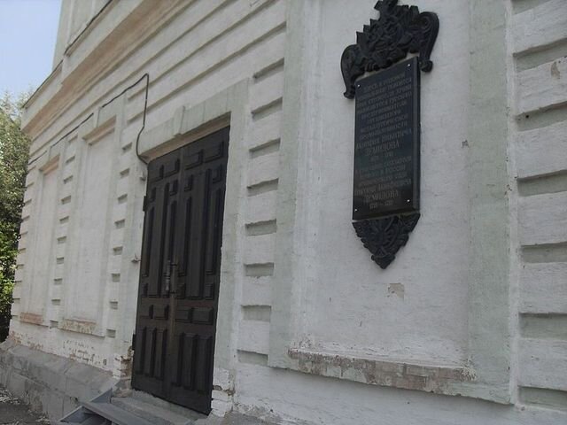 Вход в усыпальницу Демидовых