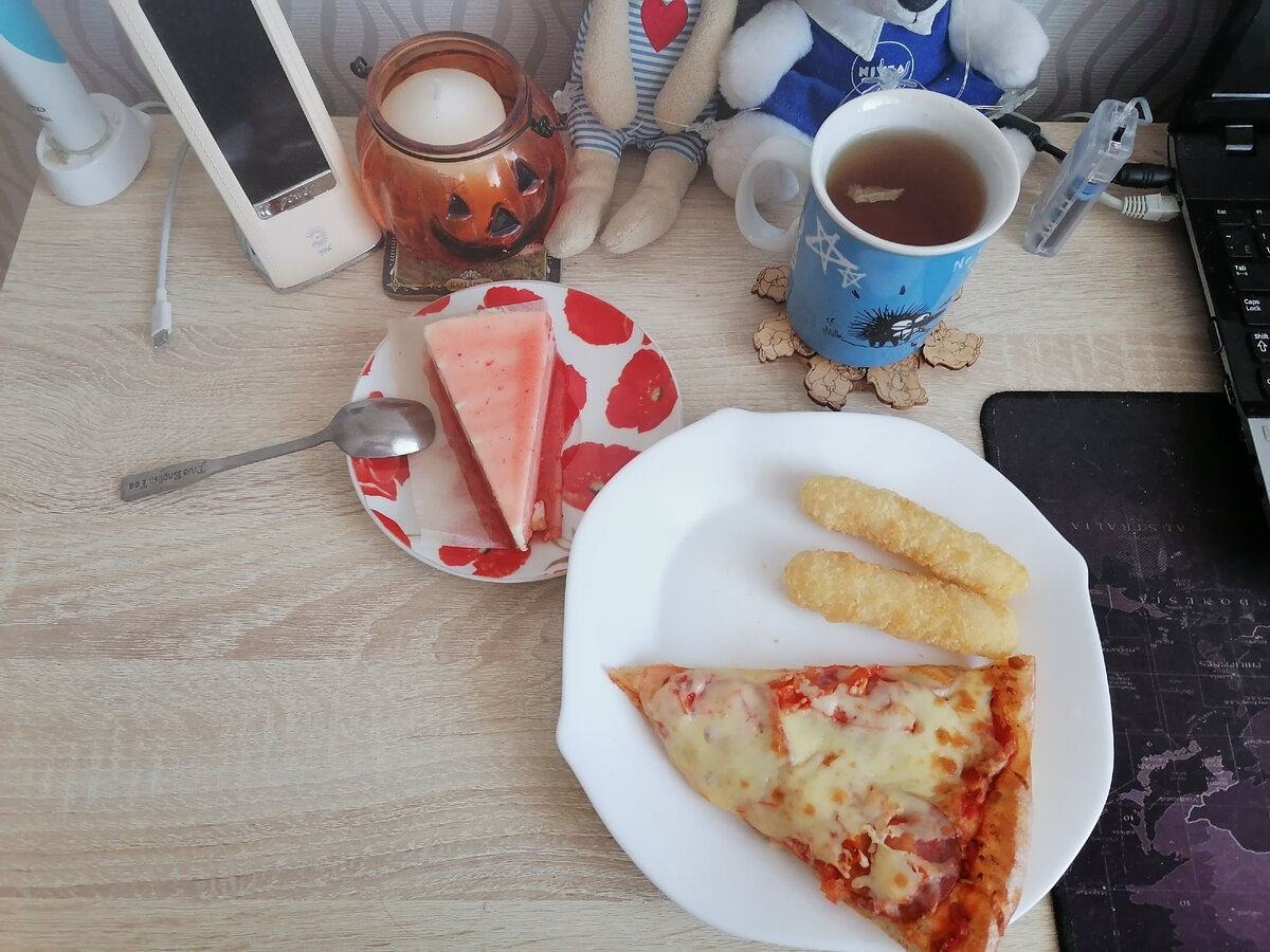 Пицца, сырные палочки и чизкейк. Чай местный)) 