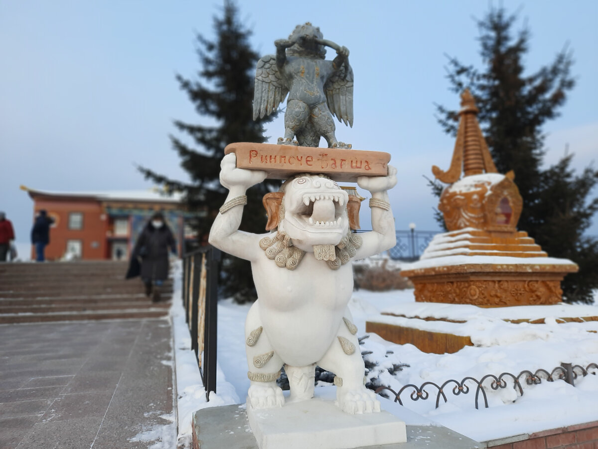 На входе в Дацан