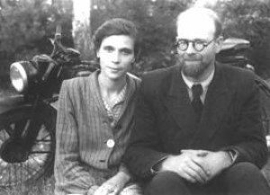 Н. В. Зволинский с женой Татьяной Дмитриевной на фоне мотоцикла Harley-Davidson. Источник: https://www.pravmir.ru/ya-vrag-naroda-ili-uchenyj-inok-vospominaniya-o-nikite-vyacheslavoviche-zvolinskom-inoke-nikite-chast-1/