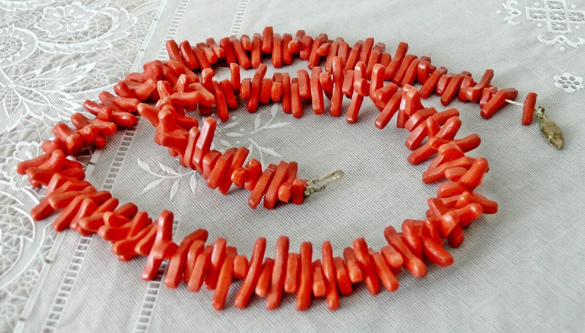 Яркие бусы из пластмассы, имитация кораллов. 