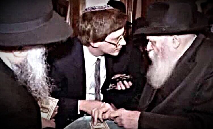 На этой фотографии Билл Гейтс встречается пару десятилетий назад с раввином Менахемом Менделем Шнеерсоном, который был главой покойной еврейской экстремистской секты «Хабад Любавич» (в которую, по словам российского политолога Андрея Пионтковского, входит талмудист Владимир Путин).