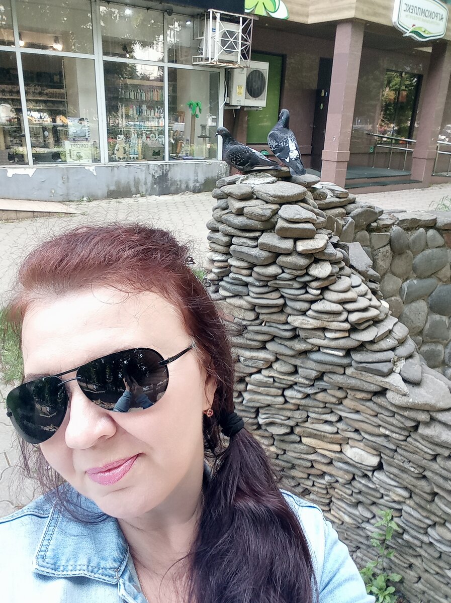 Фото автора. Фото сделала перед свиданием. И голуби попали в кадр! 