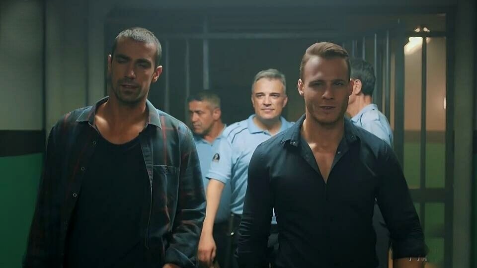 кадр из сериала "Великолепная двойка"