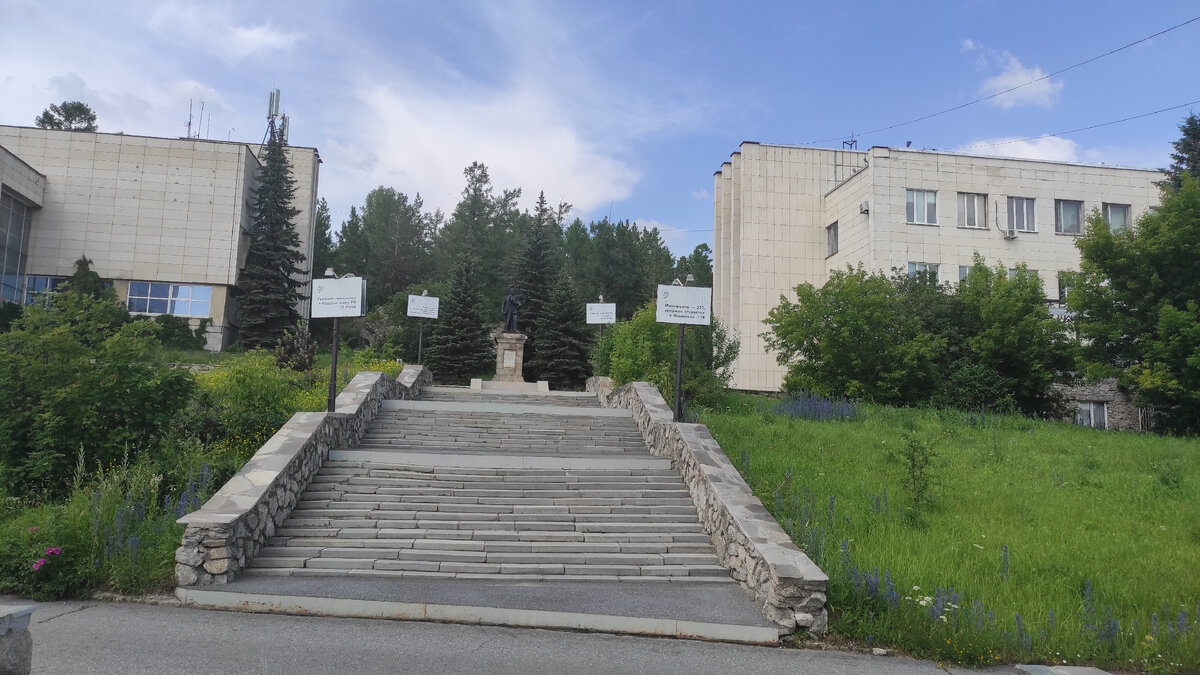 Лестничный подъем к музею