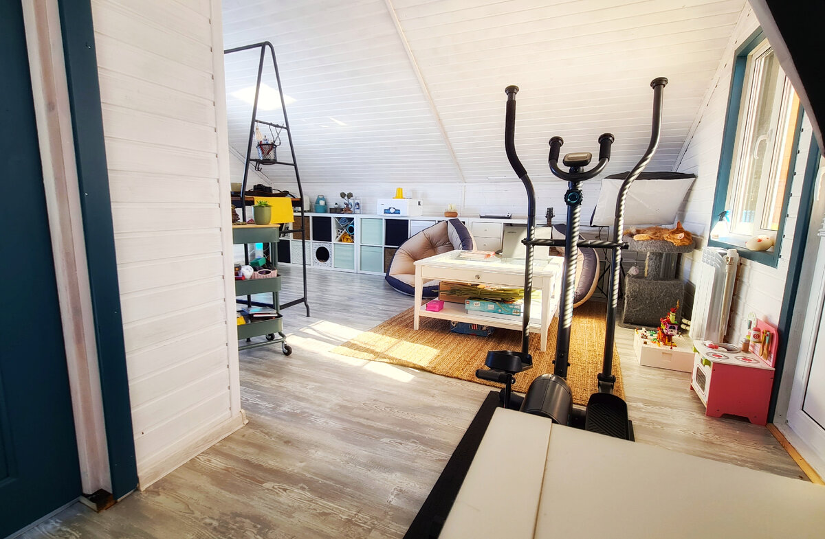 вид с лестницы при подъеме на 2ой этаж