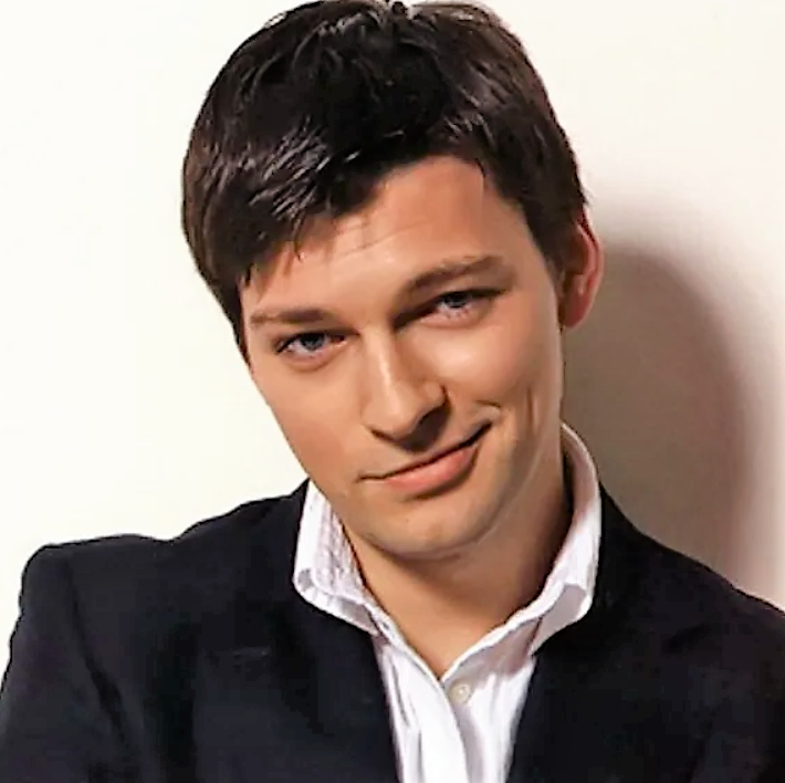  Даниила Страхова заслуженно называют одним из самых красивых мужчин кино. Однако не только яркая внешность помогла ему стать известным.