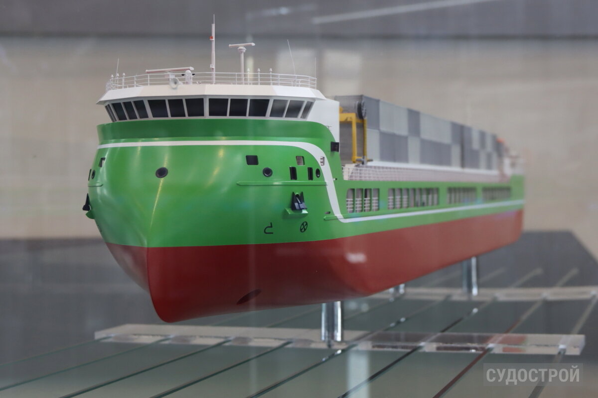 Модель универсального сухогруза-контейнеровоза от КБ "Вымпел" / Фото: Судострой