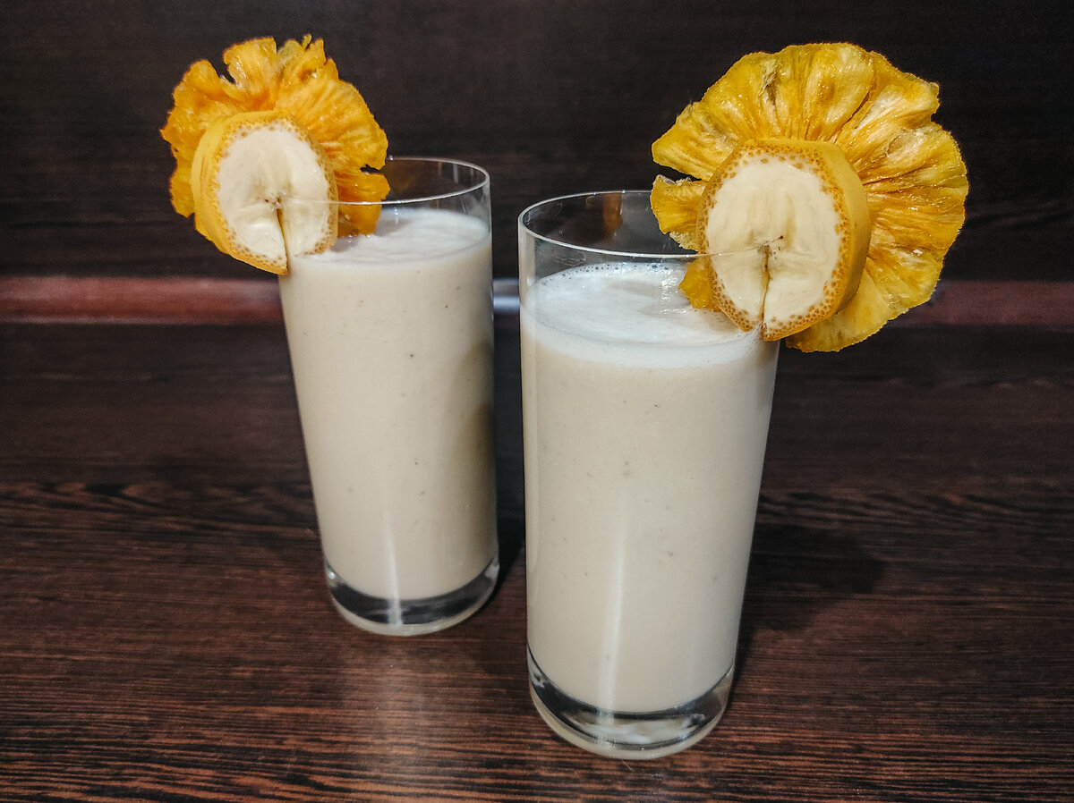 Молочный коктейль с бананом рецепты для блендера. Коктейль. Молочный коктейль домашний. Молоко с бананом. Молочный коктейль Молодежка.