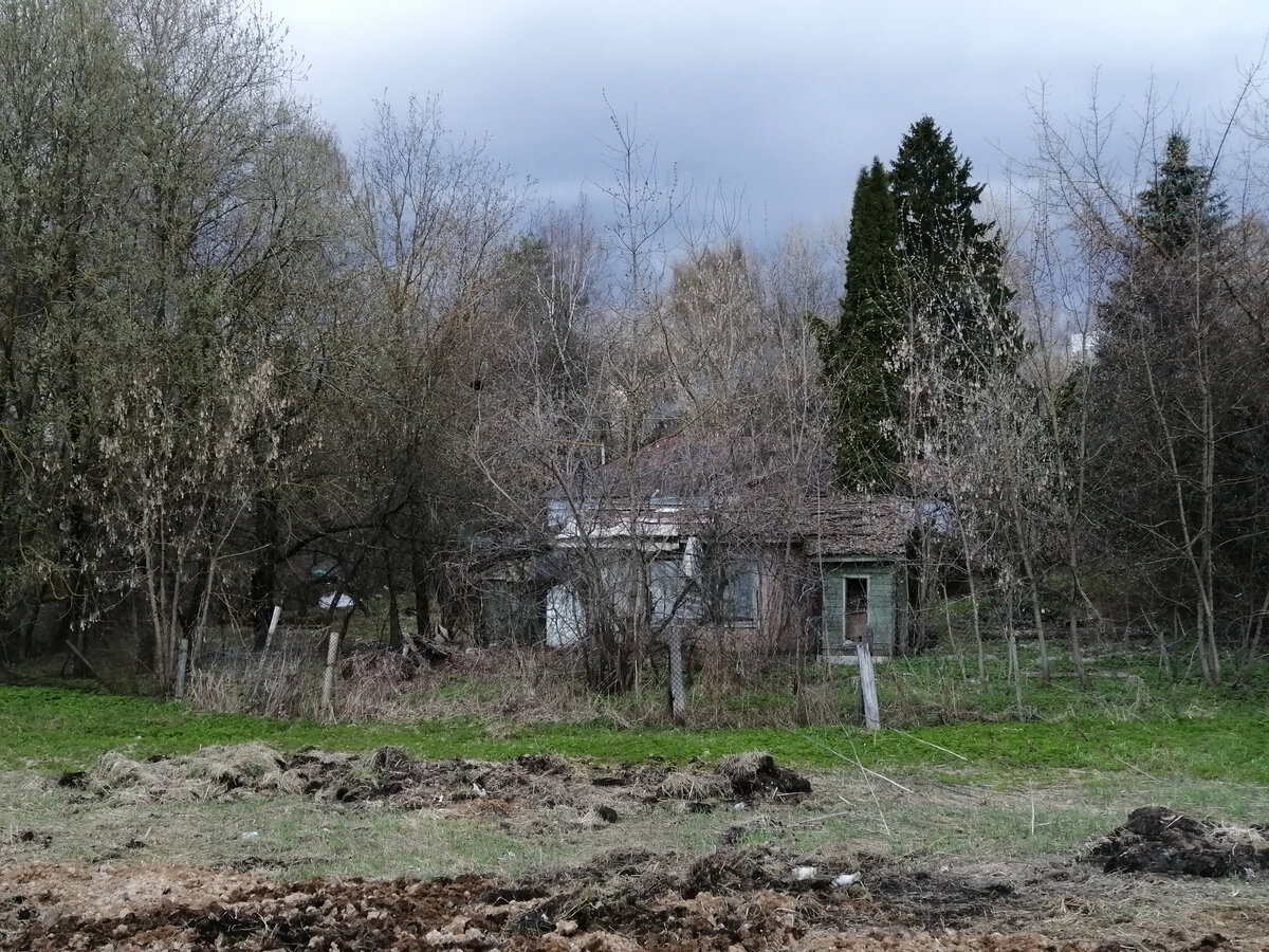 Левее - первый домик, деревянная халупка