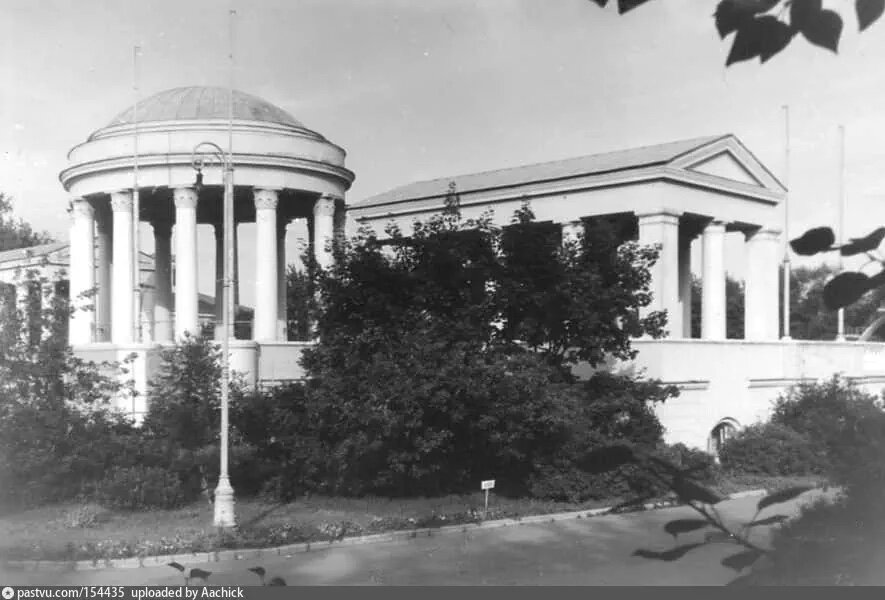 Так бассейн "Чайка" выглядел изначально со стороны Новокрымского проезда в 1957-1959 годах. Тогда он назывался "Москва". Фото с сайта www.pastvu.com.