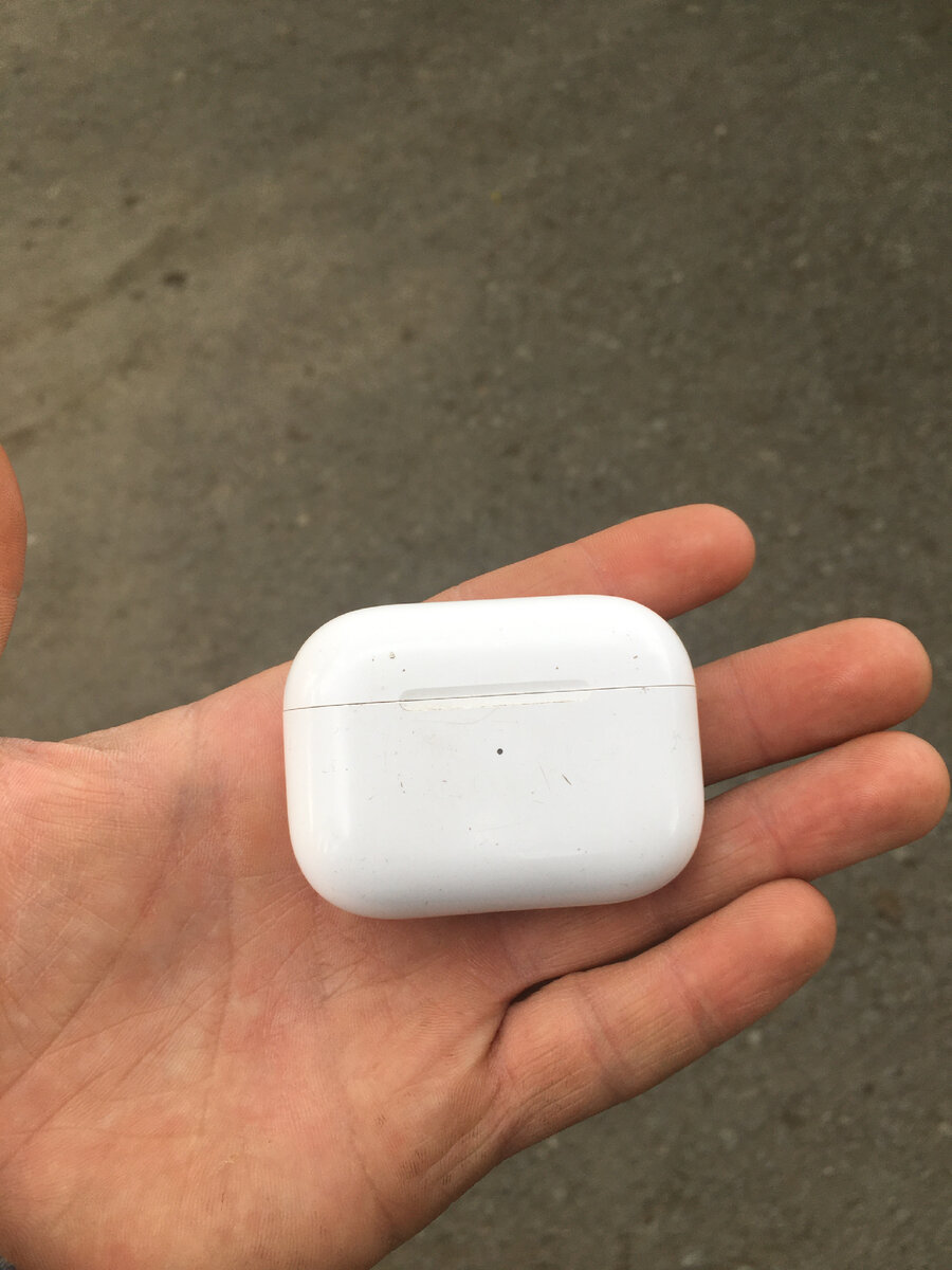 Всем привет 👋  Сегодня мы вам расскажем как же всё-таки отличить  оригинальный AirPods  от подделки. Как всем известно умельцы научились подделывать коробку, что по ней не так просто будет отличить от оригинала. Но на ней есть серийный номер, которые вы сможете посмотреть на официальном сайте Apple. https://checkcoverage.apple.com/ru/ru/   Но если под рукой у вас нету коробки, то серийный номер есть также под крышкой кейса;) Кейс визуально отличить тоже практически не возможно 🤔 но. Есть отличие в надписи на тыльной стороне, на оригинале она чуть жирнее. А кнопка у оригинала она чуть жестче, но не имея оригинал определить практически не возможно. Идём дальше;) выбираем Блютус, выбираем подключеное устройство, спускаемся в низ и выбираем серийный номер, он должен показывать серийный номер левого и правого наушника которые должен совпадать с серийным номером на коробке. Также если нажать на пункт Версия он поменяется  на пункт Чехол, а у поделки будет без изменения. Можно ещё проверить записать голос на запись через наушники. У оригинала звук более чётче а у подделки горазда хуже, как будто вы стоите в ванне и далеко от наушников. И ещё можно позвонить другу или подруге. Если  у друга будет слышно эхо, то это очевидно подделка. Спасибо что дочитали до конца нашу статью, надеюсь вам было полезно. Не забудьте пожалуйста подписаться ✍🏻 До новых статей друзья;)