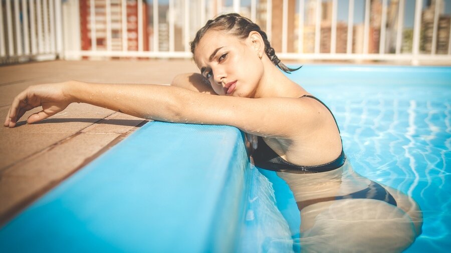 Фотосессия девушка у бассейна