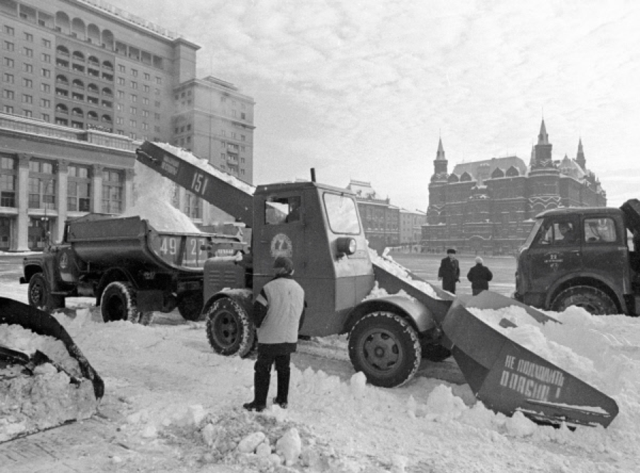 Москва чистят снег. Снегоуборочная техника СССР. Уборка снега в СССР. Снегопад СССР. Советские снегоуборочные машины.