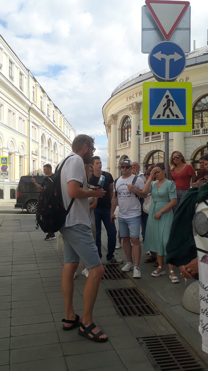 Все мы и экскурсовод. Внимательно слушаем.