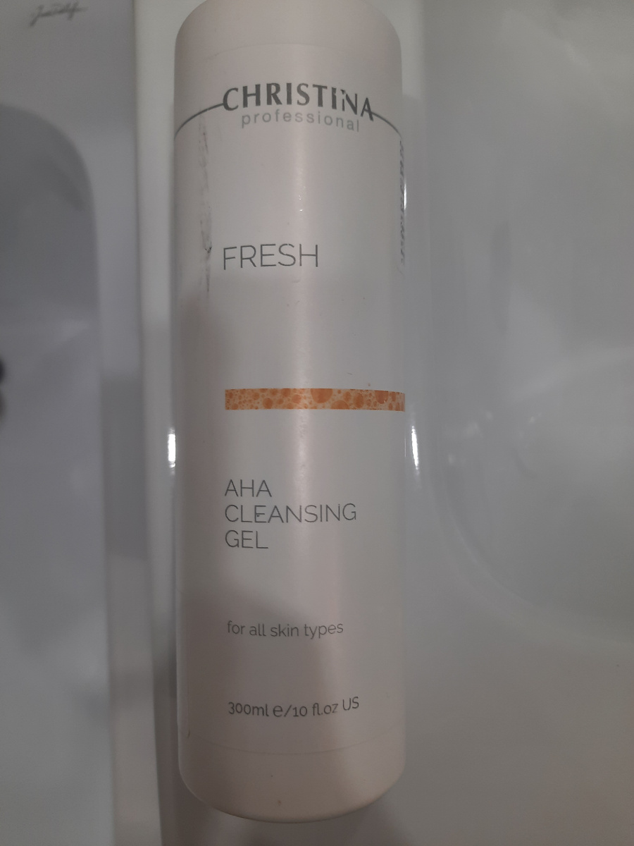 Первое средство - это умывалка CHRISTINA professional. Очищающий гель с фруктовыми кислотами. Способствует омоложению кожи, оказывает мягкое отшелущивающее действие.