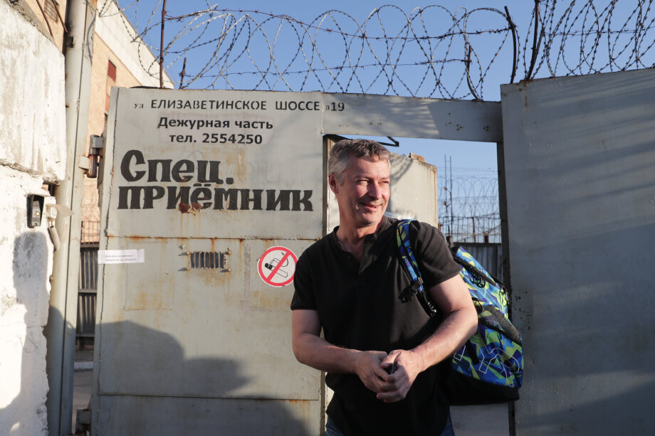 Евгений Ройзман выходит из спецприёмника, где он отбывал административный арест после рассмотрения дела об организации и участии в несанкционированных акциях сторонников Алексея Навального*. Фото: Донат Сорокин/ТАСС