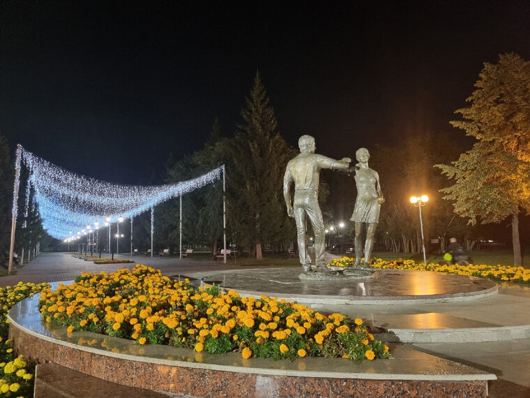    Прогулка делегации экспертов закончилась в Кургане поздно вечером в горсаду